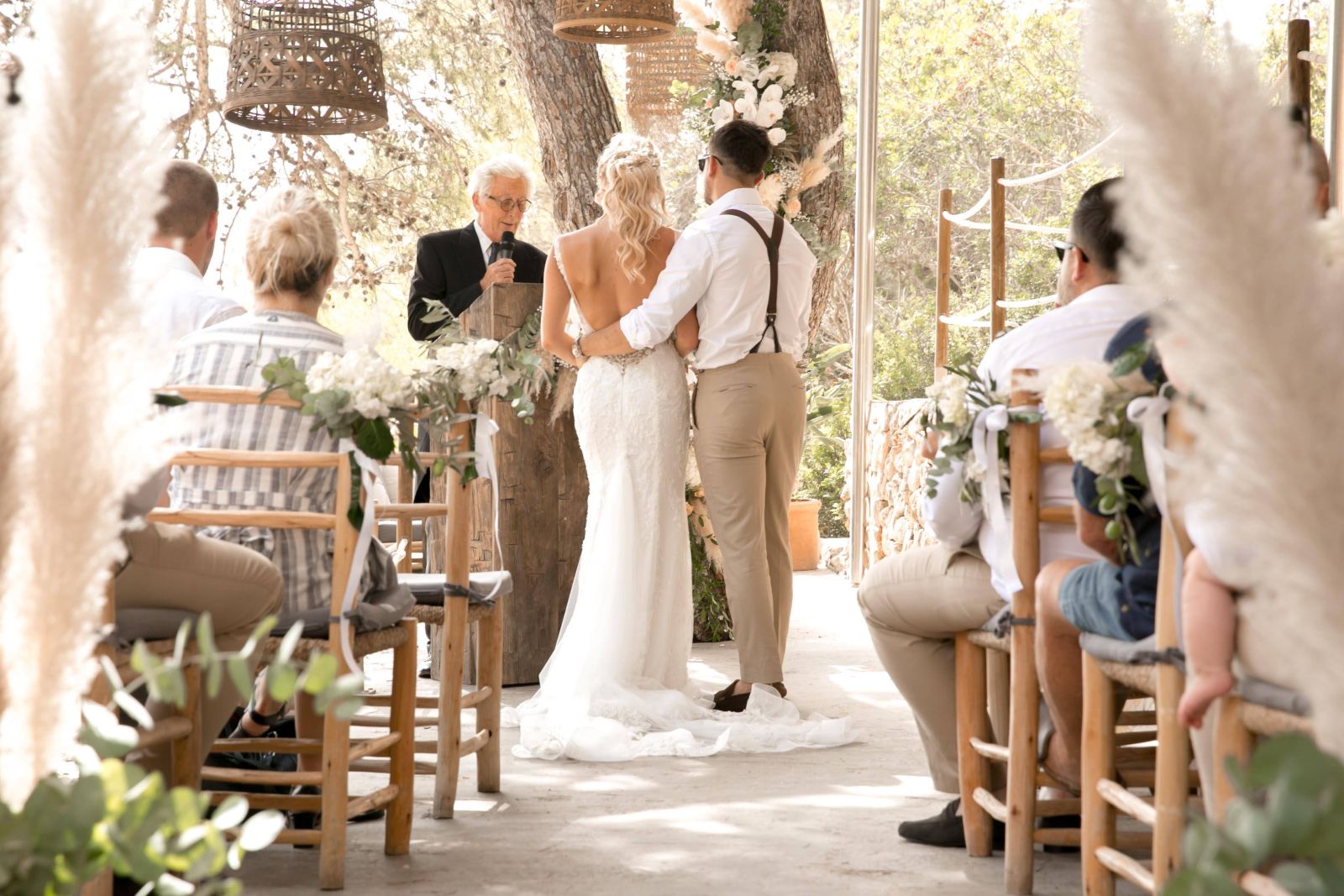 Vista de la ceremonia durante una boda en Ibiza