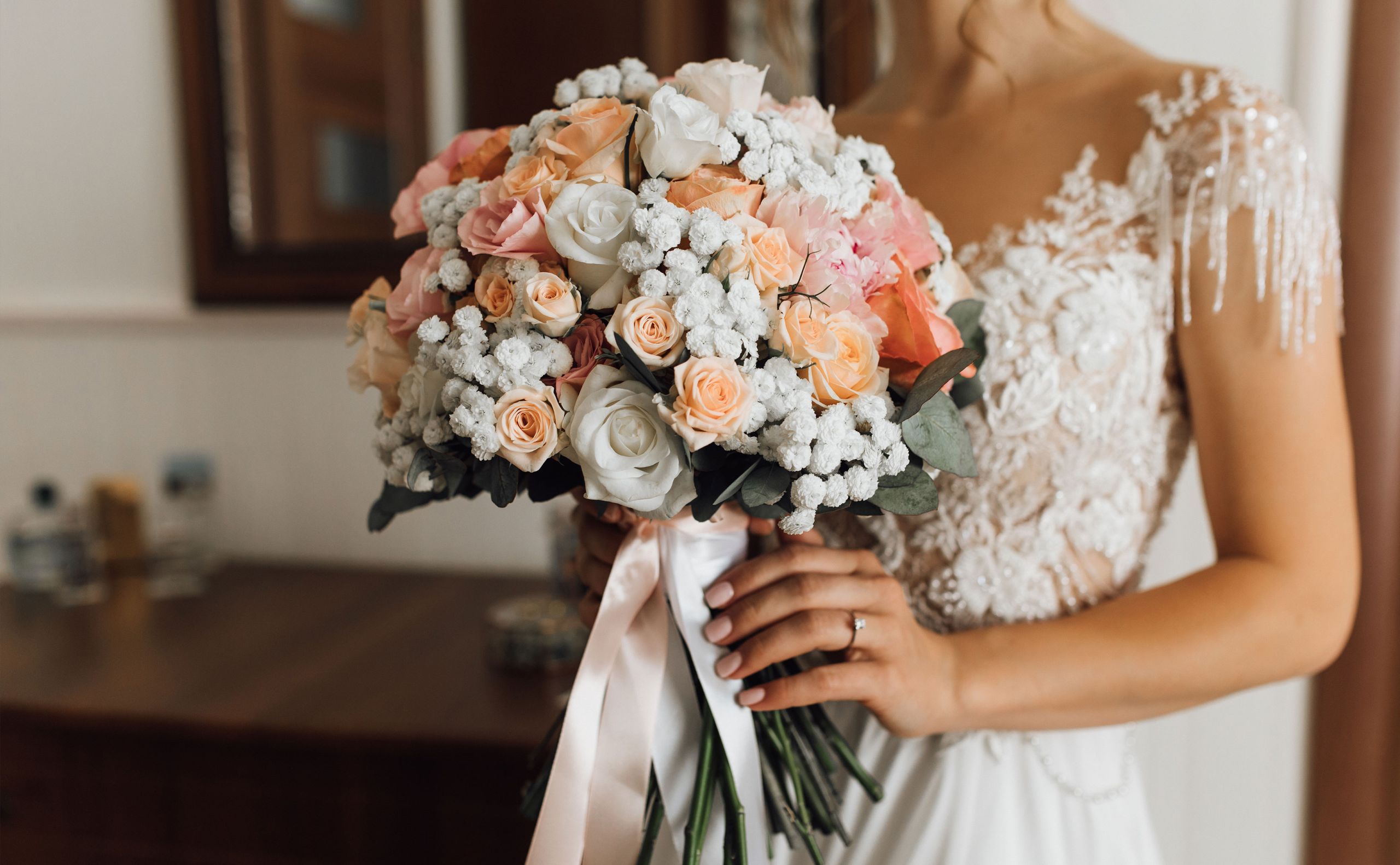 The header image of Mambo Weddings blog, featuring a big wedding bouquet and a bride