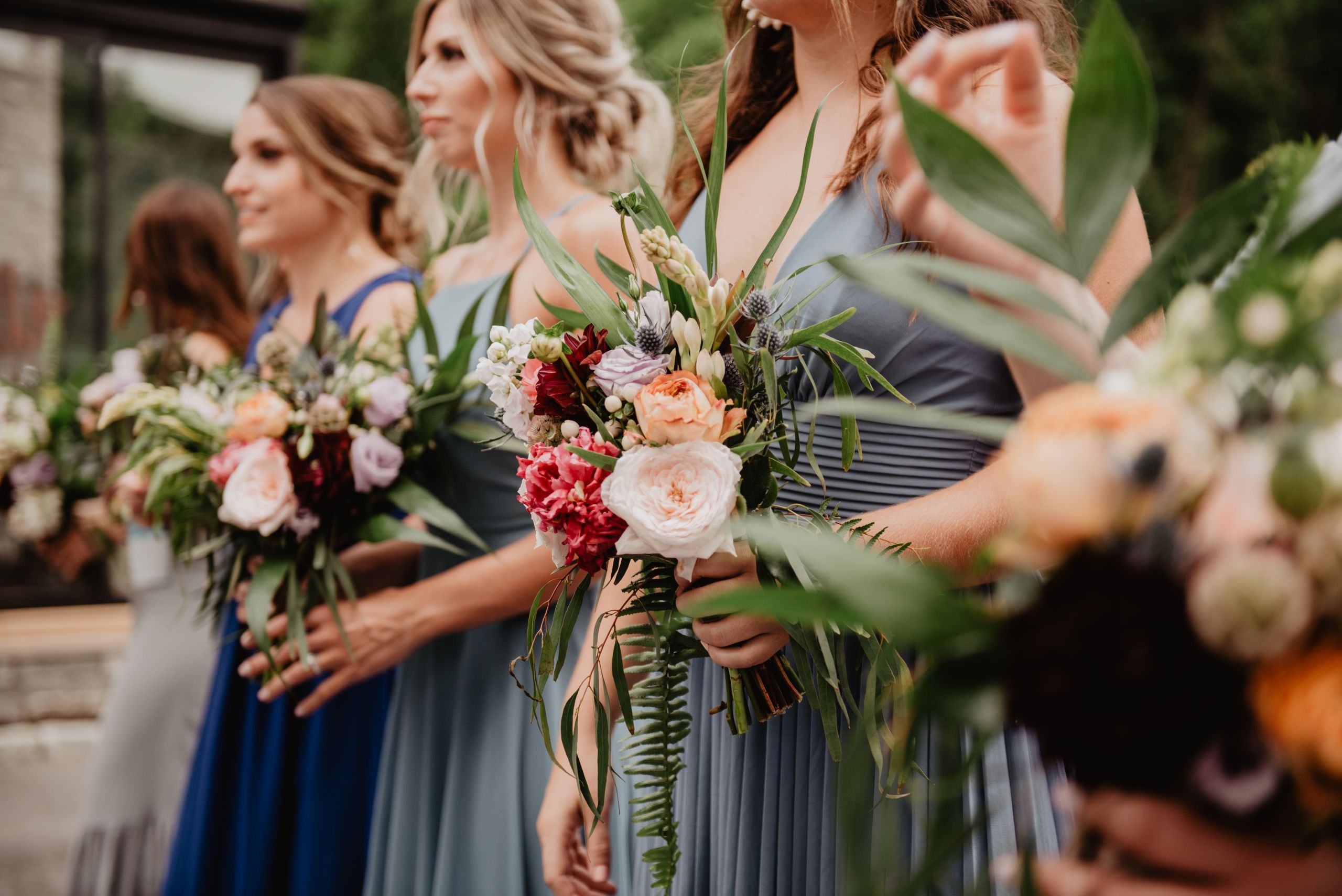 Fotografía de un grupo de amigas sosteniendo ramos de novia