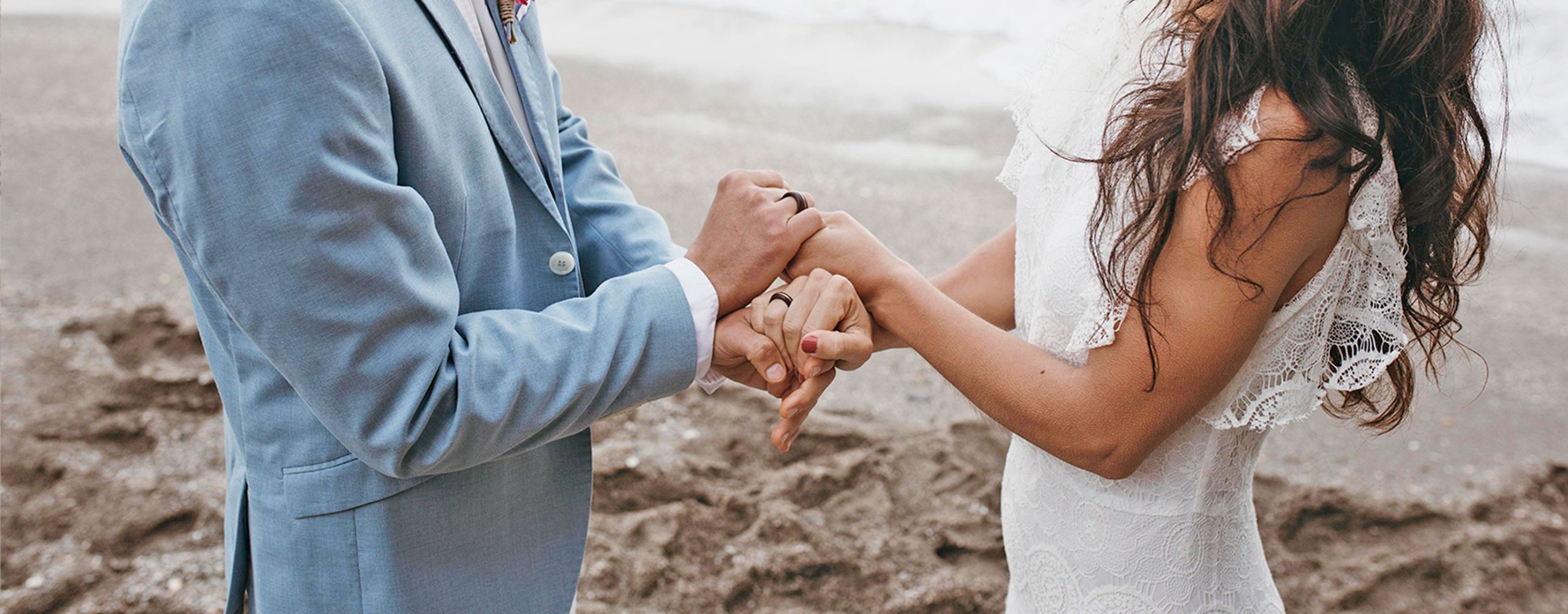 Detail photo of a couple in a beach